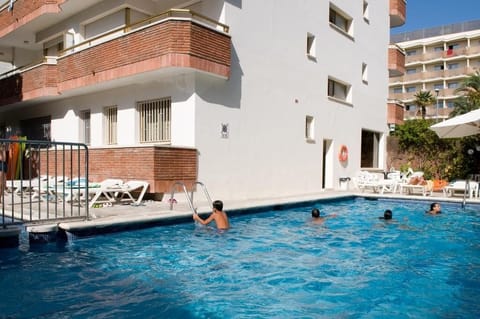 Seasonal outdoor pool, open 9:00 AM to 9:00 PM, sun loungers