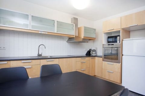 City Apartment, 3 Bedrooms | Shared kitchen | Fridge, microwave, stovetop, dishwasher