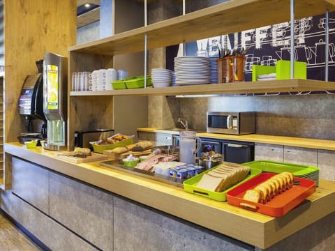 Daily continental breakfast (EUR 7 per person)