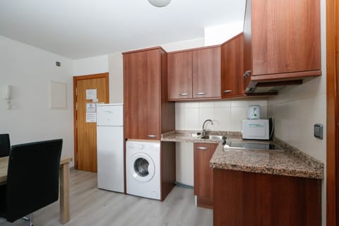 Apartment, 1 Bedroom | Private kitchen | Full-size fridge, microwave, oven, stovetop