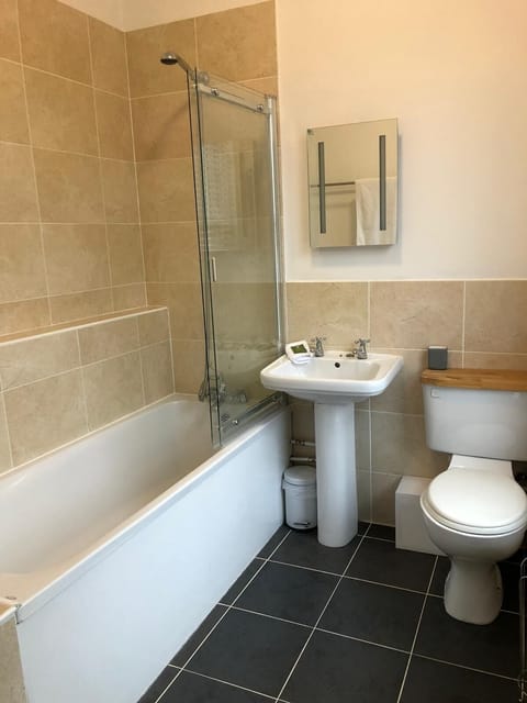 Family Double Room (Corfe) | Bathroom | Shower, free toiletries, hair dryer, towels