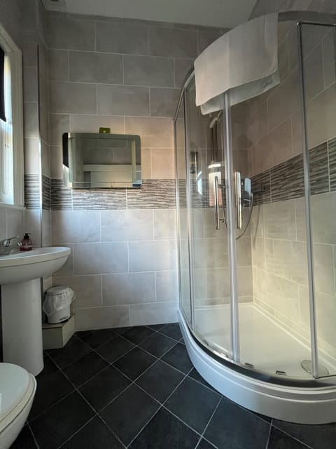 Twin Room (Bolderwood) | Bathroom | Shower, free toiletries, hair dryer, towels