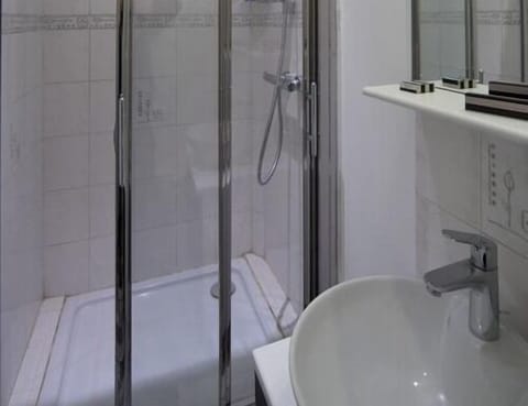 Double Room, Ensuite | Bathroom | Free toiletries, hair dryer, towels, soap