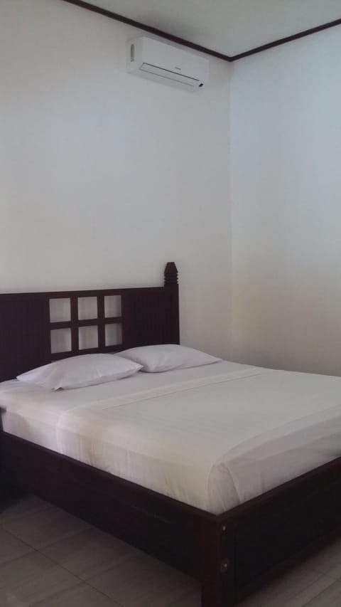 Desk, laptop workspace, free WiFi, bed sheets