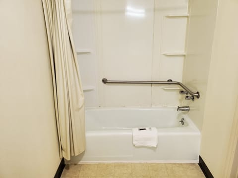 Combined shower/tub, free toiletries, towels