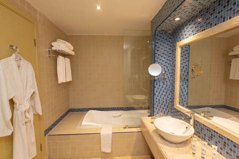 Superior Room | Bathroom | Free toiletries, hair dryer, bidet, towels