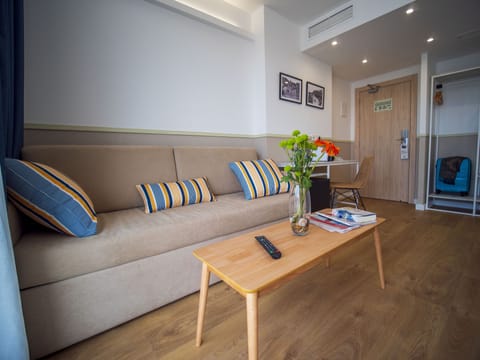 Suite | Desk, laptop workspace, free cribs/infant beds, free WiFi