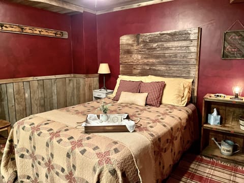Room, Private Bathroom (Amish Country Comfort 1) | Free WiFi, bed sheets