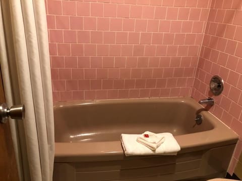 Room, 1 Queen Bed | Bathroom | Combined shower/tub, free toiletries, towels