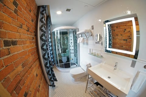 Junior Suite, 1 King Bed | Bathroom | Shower, rainfall showerhead, designer toiletries, hair dryer