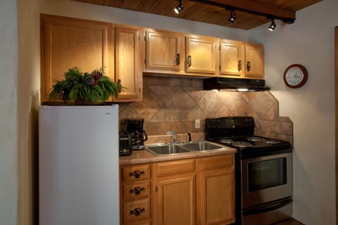 Classic Cabin | Private kitchen | Fridge, microwave, coffee/tea maker, cookware/dishes/utensils