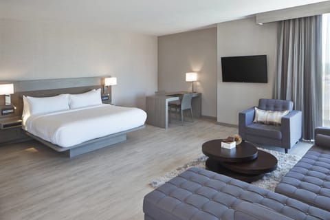 Room, 1 King Bed, City View, Corner | Hypo-allergenic bedding, desk, iron/ironing board, travel crib