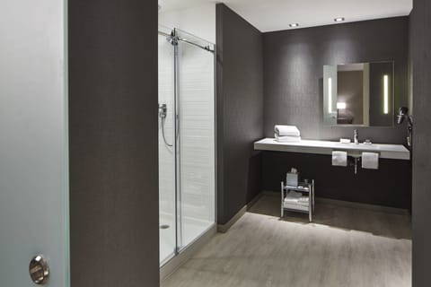 Room, 1 King Bed, City View, Corner | Bathroom | Rainfall showerhead, free toiletries, hair dryer, towels