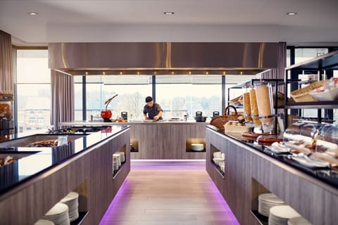 Daily full breakfast (EUR 21 per person)