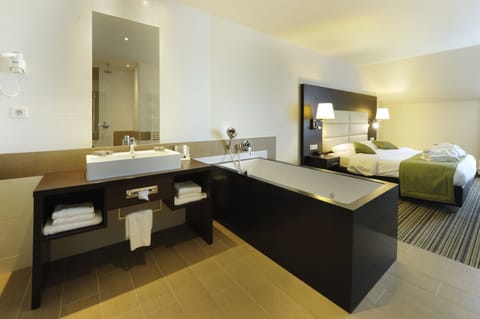 Wellness Suite | Bathroom | Free toiletries, hair dryer, towels