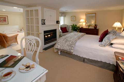 Courtyard Queen Suite | Minibar, desk, free WiFi, alarm clocks