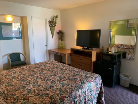 Standard Room, 1 King Bed | Desk, free WiFi, bed sheets
