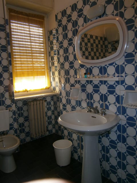 Double Room | Bathroom | Shower, free toiletries, hair dryer, bidet