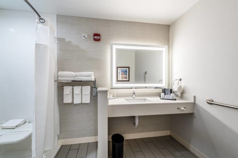 Studio, Multiple Beds | Bathroom | Combined shower/tub, free toiletries, hair dryer, towels