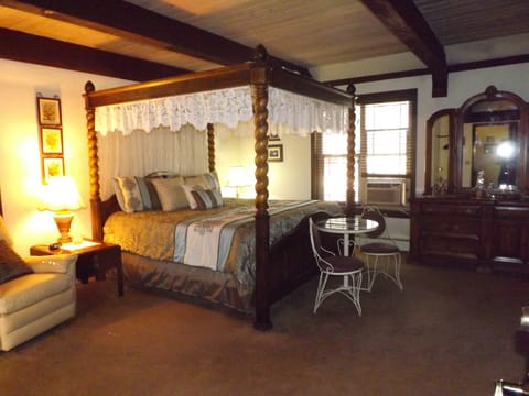 Honeymoon Suite, Ensuite (Suite #21 - Adult Only (No Pets) | Iron/ironing board, bed sheets