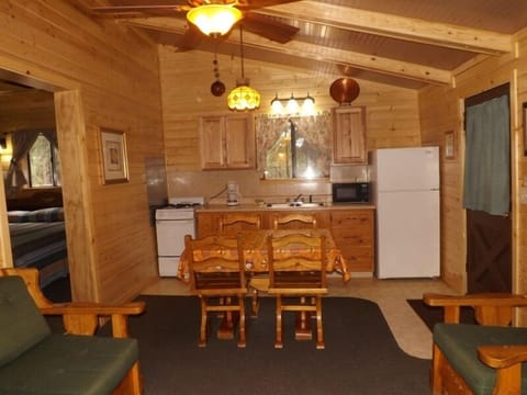 Honeymoon Cabin, Ensuite (Cabin #5) | Living area