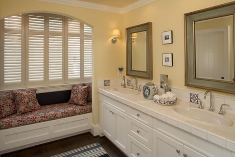 Romantic Suite, 1 King Bed, Balcony, Sea View | Bathroom | Free toiletries, hair dryer, bathrobes, towels
