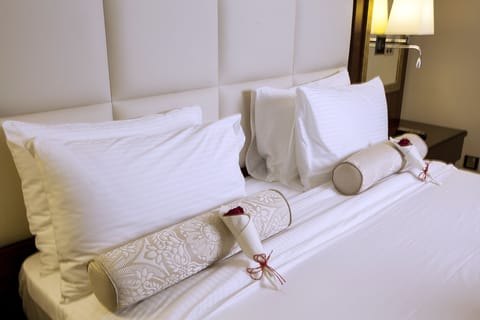 Deluxe Junior Suite | In-room safe, desk, soundproofing, iron/ironing board