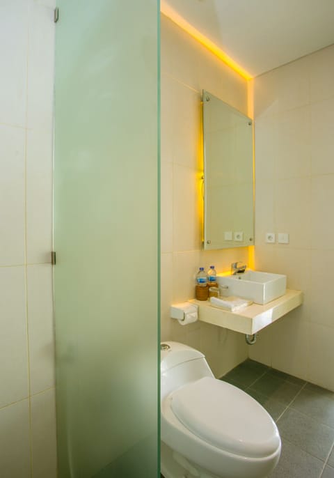 Superior Room | Bathroom | Rainfall showerhead, free toiletries, hair dryer, towels