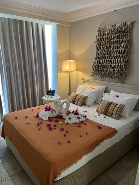 Romantic Double Room, 1 King Bed | Premium bedding, Tempur-Pedic beds, minibar, in-room safe