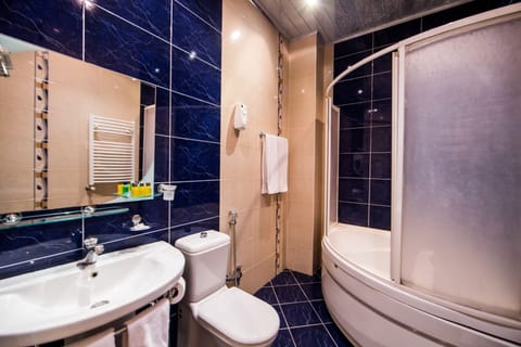 Standard Triple Room | Bathroom | Combined shower/tub, hair dryer, bathrobes, slippers