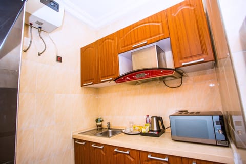 Executive Suite, 1 Queen Bed, City View | Private kitchenette | Fridge, electric kettle, cleaning supplies, paper towels