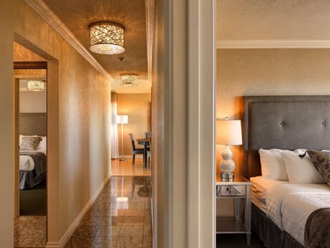 Luxury Suite, 1 King & 1 Queen Bed, Patio, Harbour View | Hypo-allergenic bedding, pillowtop beds, in-room safe, desk