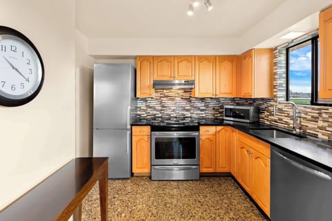 Hypo-allergenic bedding, pillowtop beds, in-room safe, desk