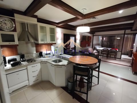 Suite Premium Prime | Private kitchen | Fridge, microwave, stovetop, coffee/tea maker