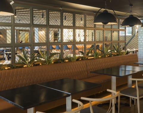 Breakfast and dinner served