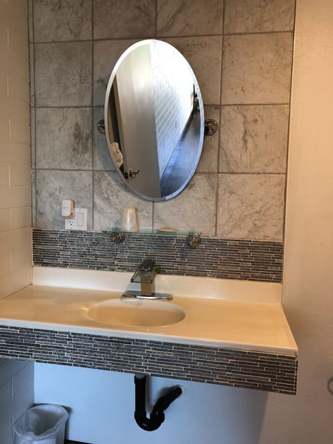 Deluxe Room, 1 King Bed | Bathroom sink