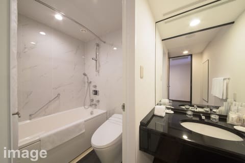 Combined shower/tub, free toiletries, hair dryer, slippers