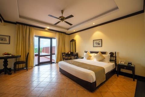 Deluxe Suite, 1 King Bed (Including Free wifi) | 1 bedroom, minibar, in-room safe, desk