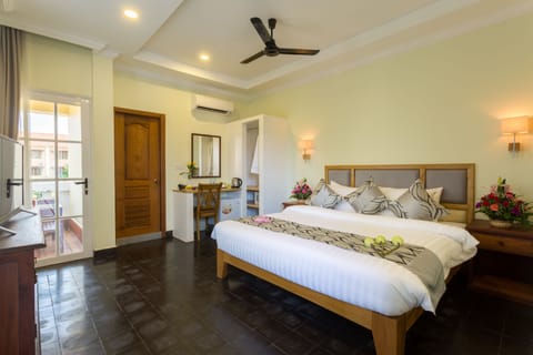 Deluxe Double Room, Balcony, City View | Premium bedding, minibar, in-room safe, desk