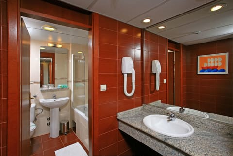 Superior junior suite | Bathroom | Free toiletries, hair dryer, towels