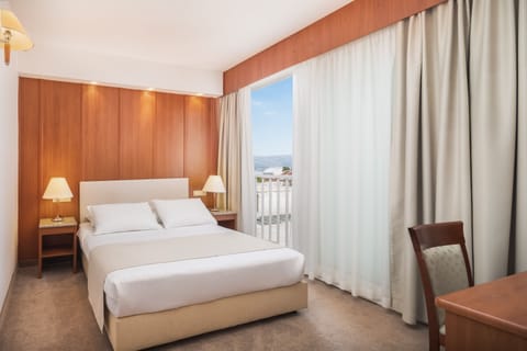 Standard Double Room | Minibar, in-room safe, desk, soundproofing