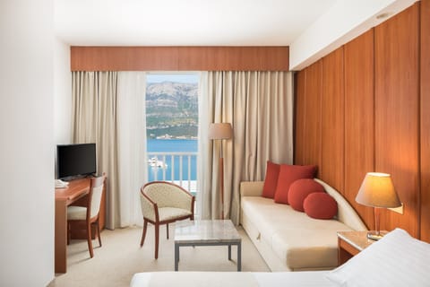 Comfort double room, seaside | Minibar, in-room safe, desk, soundproofing