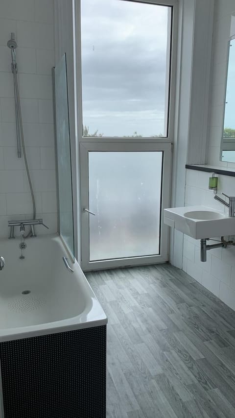 Sea View Suite | Bathroom | Free toiletries, hair dryer, towels