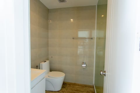 Superior Room, 1 King Bed, City View | Bathroom | Shower, rainfall showerhead, free toiletries, towels