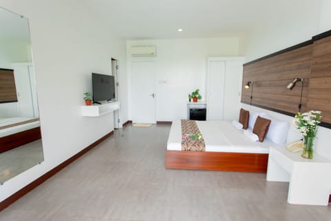 Superior Room, 1 King Bed, City View | Free WiFi, bed sheets