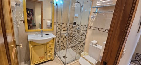 Double Room | Bathroom | Shower, free toiletries, hair dryer, towels