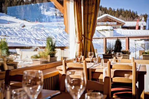 Breakfast, lunch, dinner served; international cuisine 