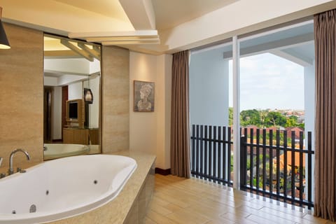 Junior Suite, 1 Bedroom, Pool View, Corner | Bathroom | Free toiletries, hair dryer, bathrobes, slippers