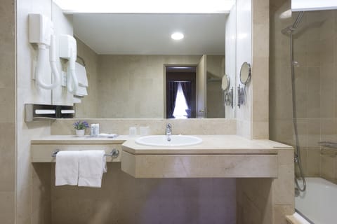 Deluxe Suite, 2 Double Beds | Bathroom | Combined shower/tub, eco-friendly toiletries, hair dryer, bidet