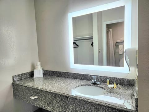 Combined shower/tub, deep soaking tub, hydromassage showerhead